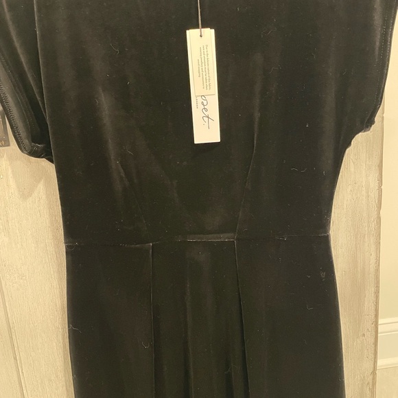 Elegant Black Velvet Dress - Picture 4 of 5